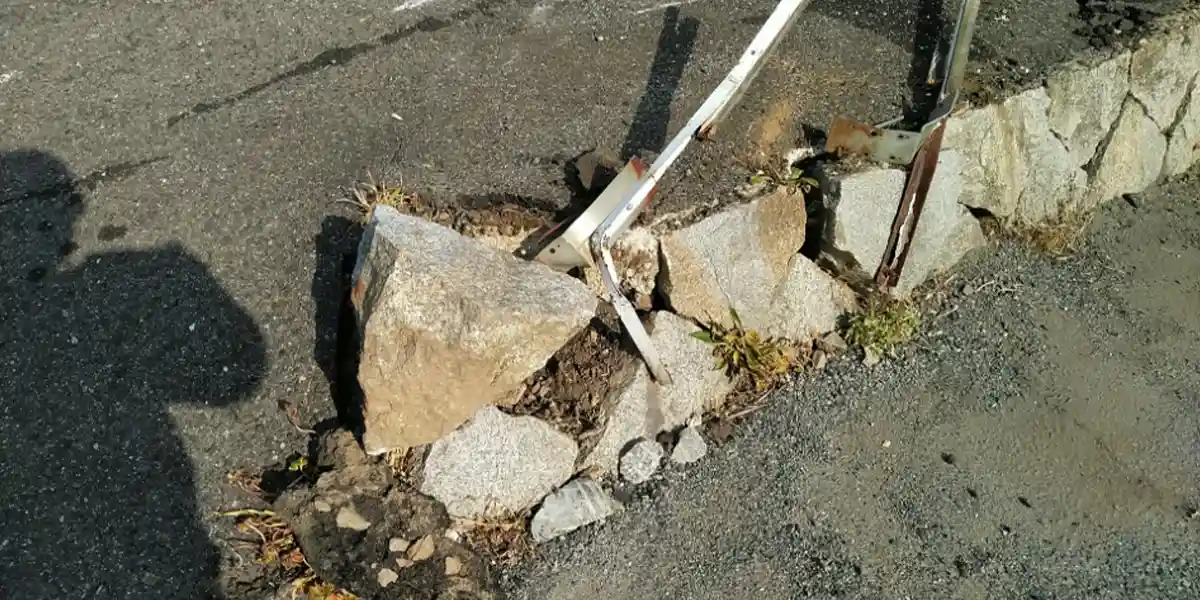 事故による看板・テントの修理・交換の施工例：破損した自立式看板