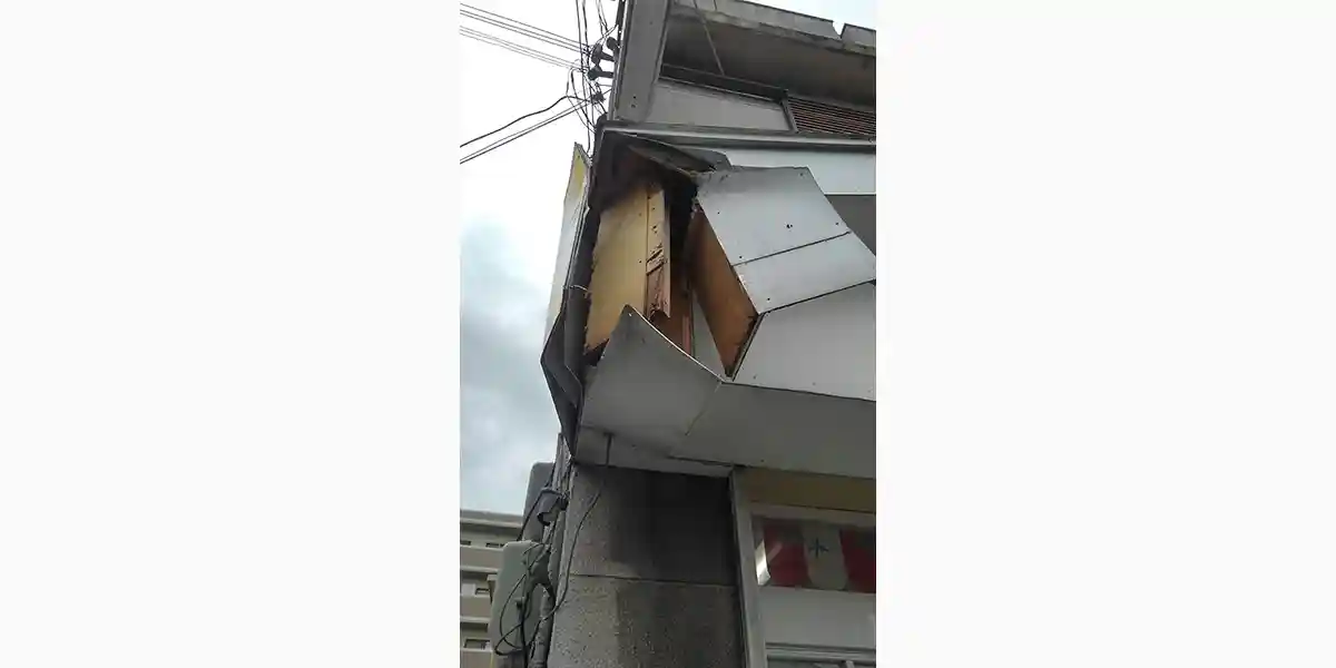 事故による看板・テントの修理・交換の施工例：事故によって店舗の庇が破損
