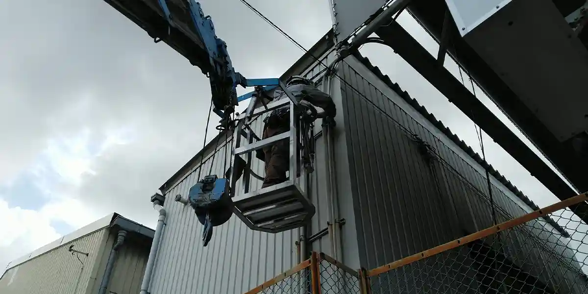 事故による看板・テントの修理・交換の施工例：電気工事作業