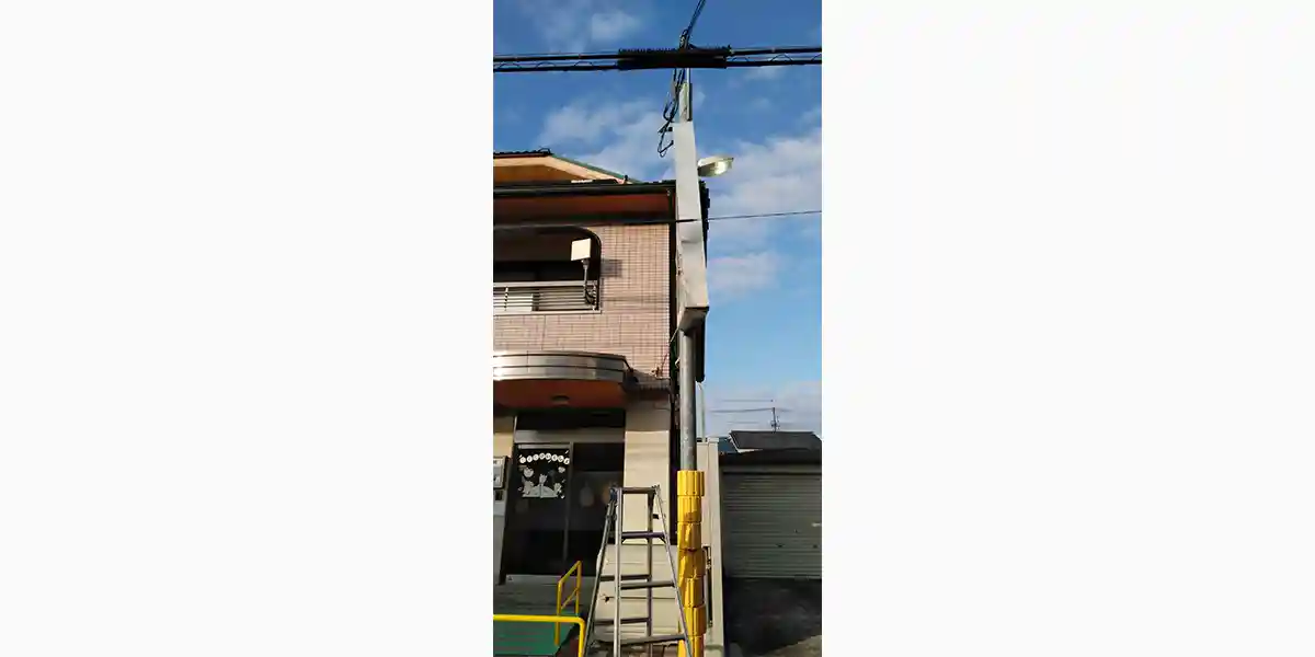 事故による看板・テントの修理・交換の施工例：破損した看板撤去前
