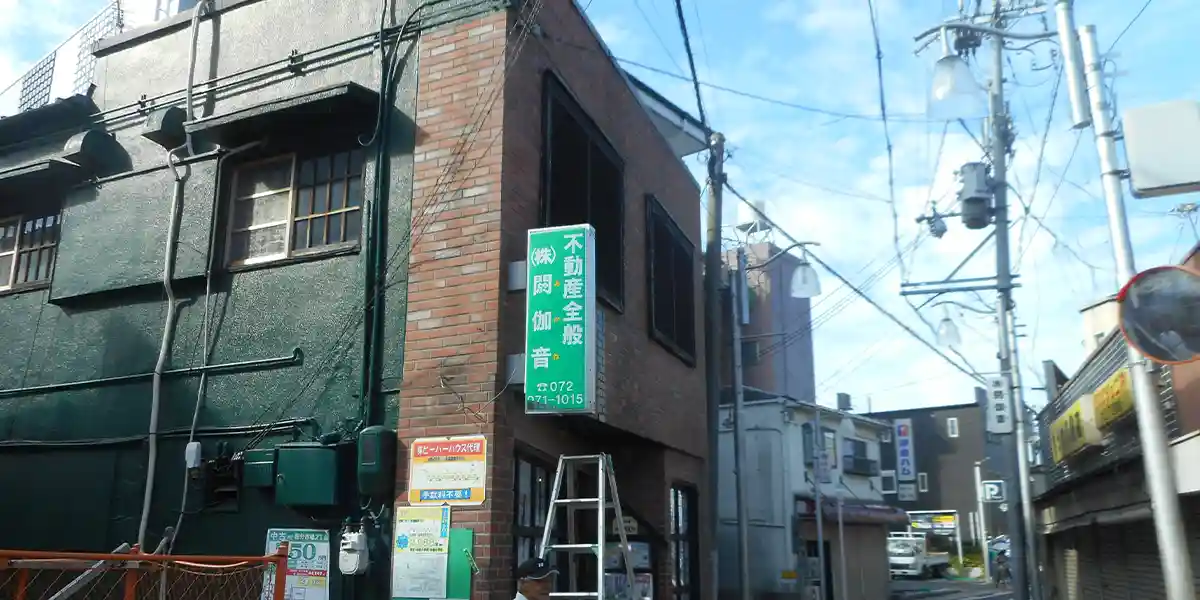 事故による看板・テントの修理・交換の施工例：当て逃げで歪んだ看板