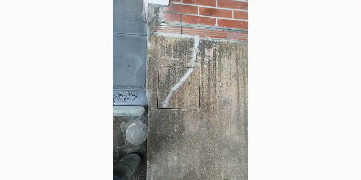 事故による看板・テントの修理・交換の施工例：コンクリカット