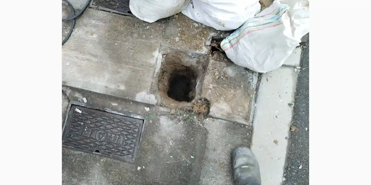 事故による看板・テントの修理・交換の施工例：看板支柱用の穴堀り完了