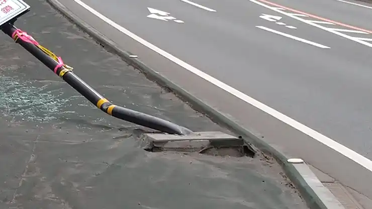 大阪・奈良の看板修理・メンテナンスの車の事故による看板・テント修理
