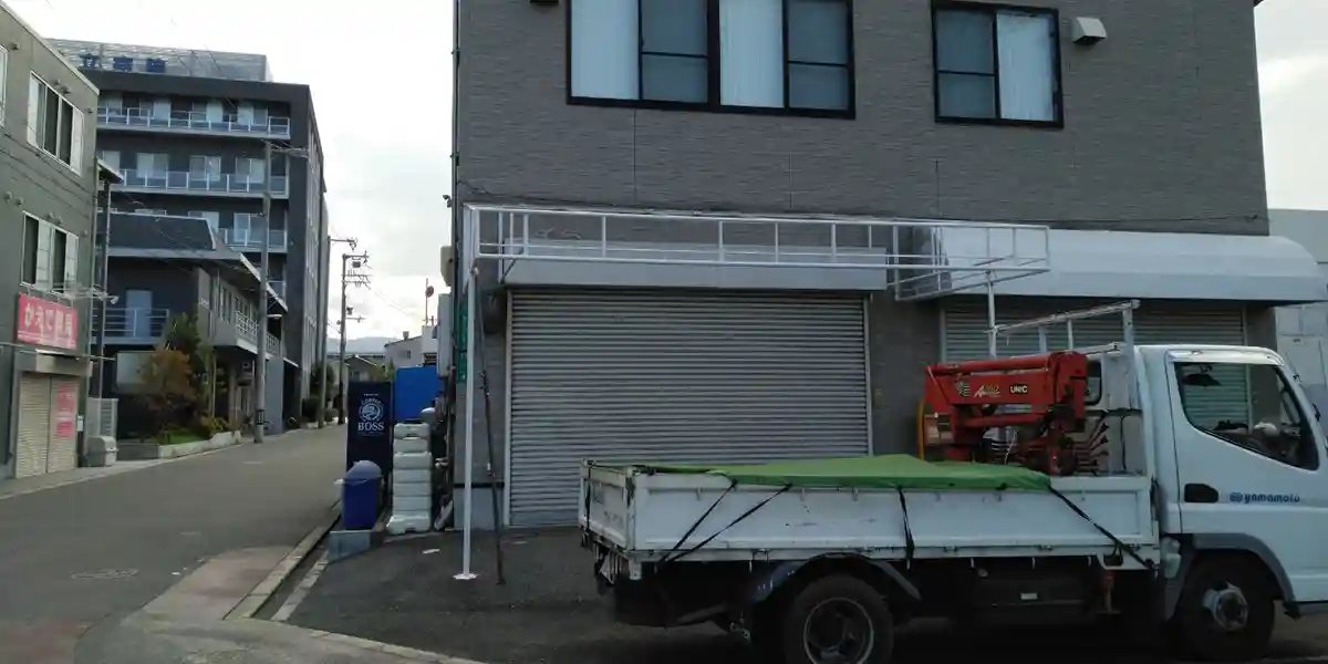 台風等の災害による看板修理：上塗り