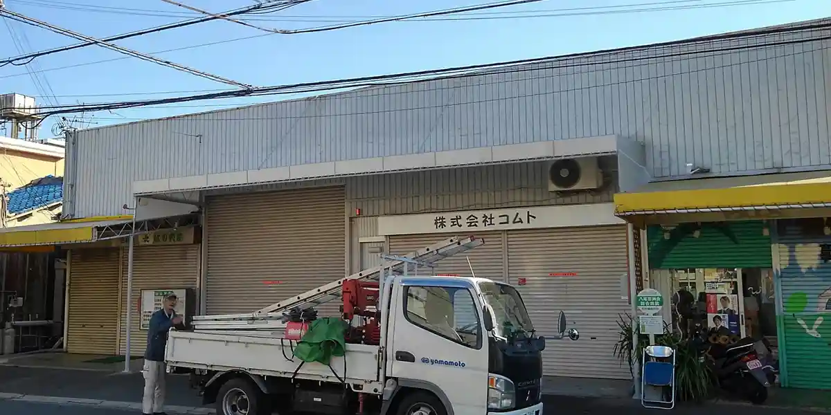 台風等の災害による看板修理：新しいテント生地の張り替え完了
