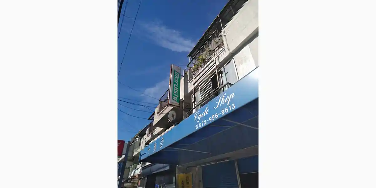 台風等の災害による看板修理：台風上陸前に腐食した看板を撤去