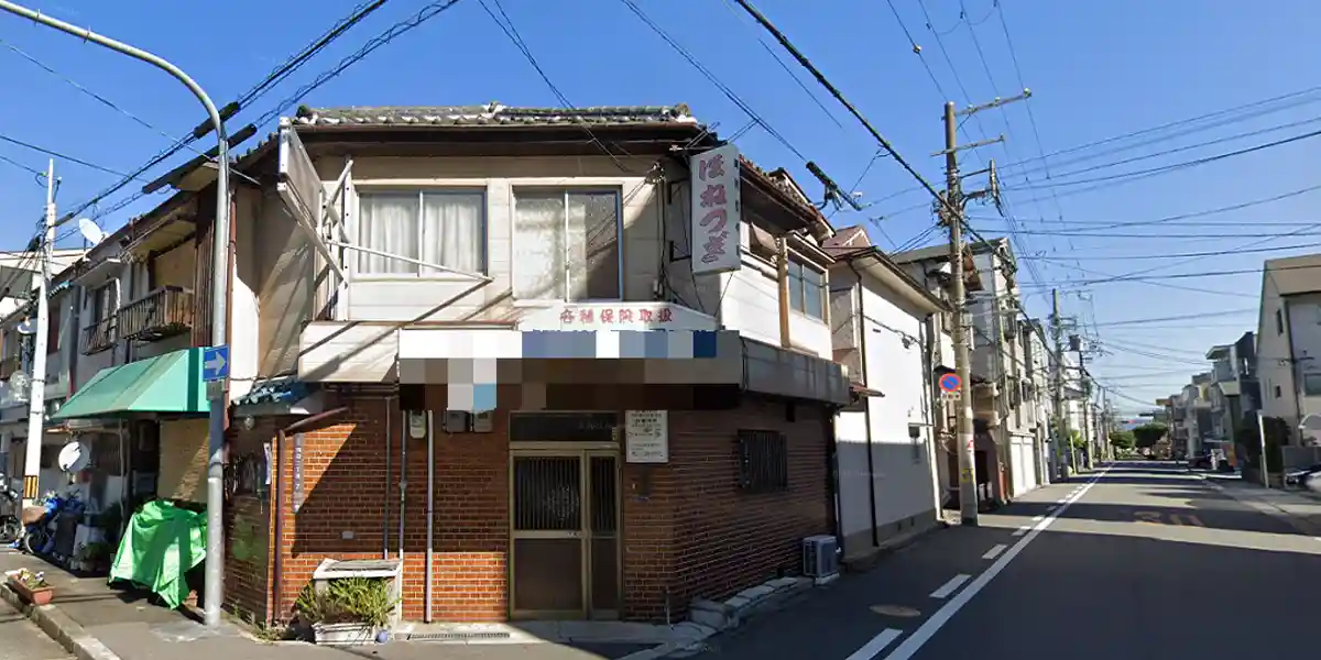 台風等の災害による看板修理：台風上陸前に看板を撤去