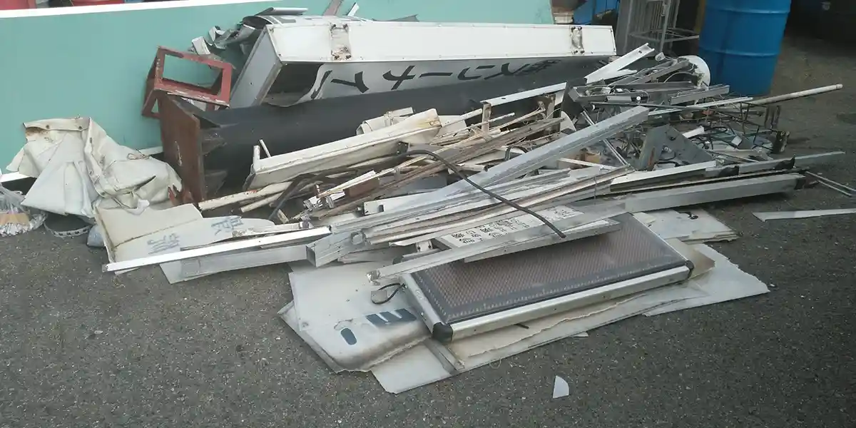 台風等の災害による看板修理：廃材を処分