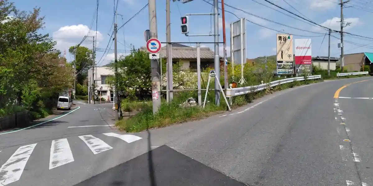台風等の災害による看板修理：破損した看板を撤去