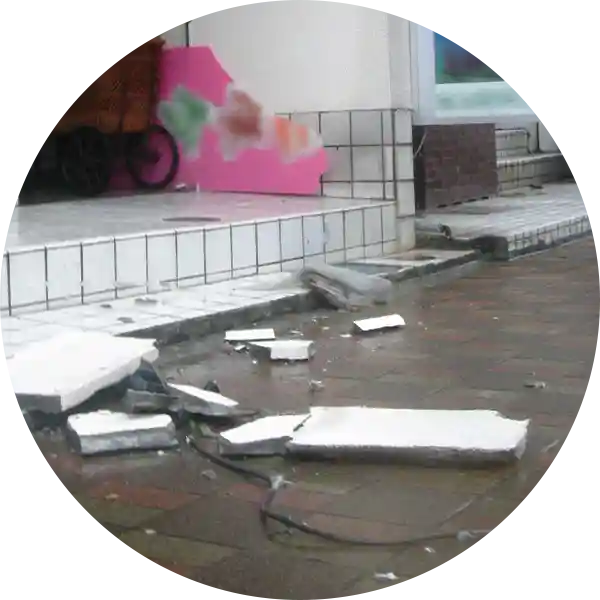 台風等の被害で破損した看板