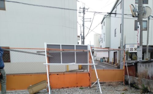 大阪府八尾市　野立て看板とフェンス設置