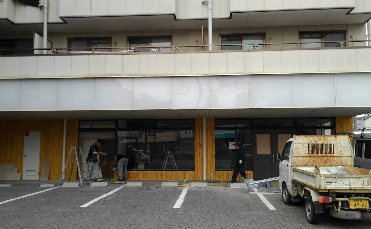 大阪府河内長野市 新規開業にともなう既存の看板表示面シート剥がしと清掃、インクジェットシート貼り