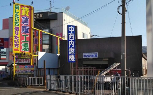 大阪府柏原市 壁面看板リニューアル、袖看板リニューアル、看板本体枠と支柱の塗装