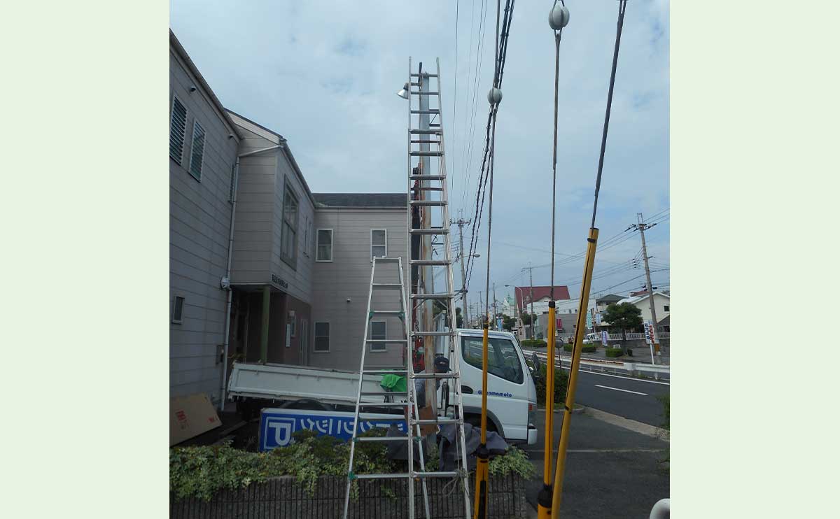 奈良県香芝市 動物病院の電飾袖看板の面板交換と支柱塗装