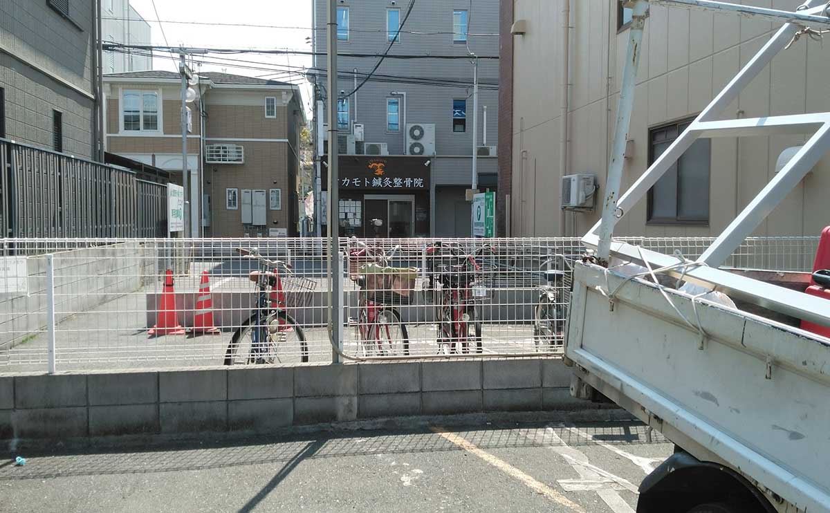 大阪府八尾市 病院の駐車場自立式看板